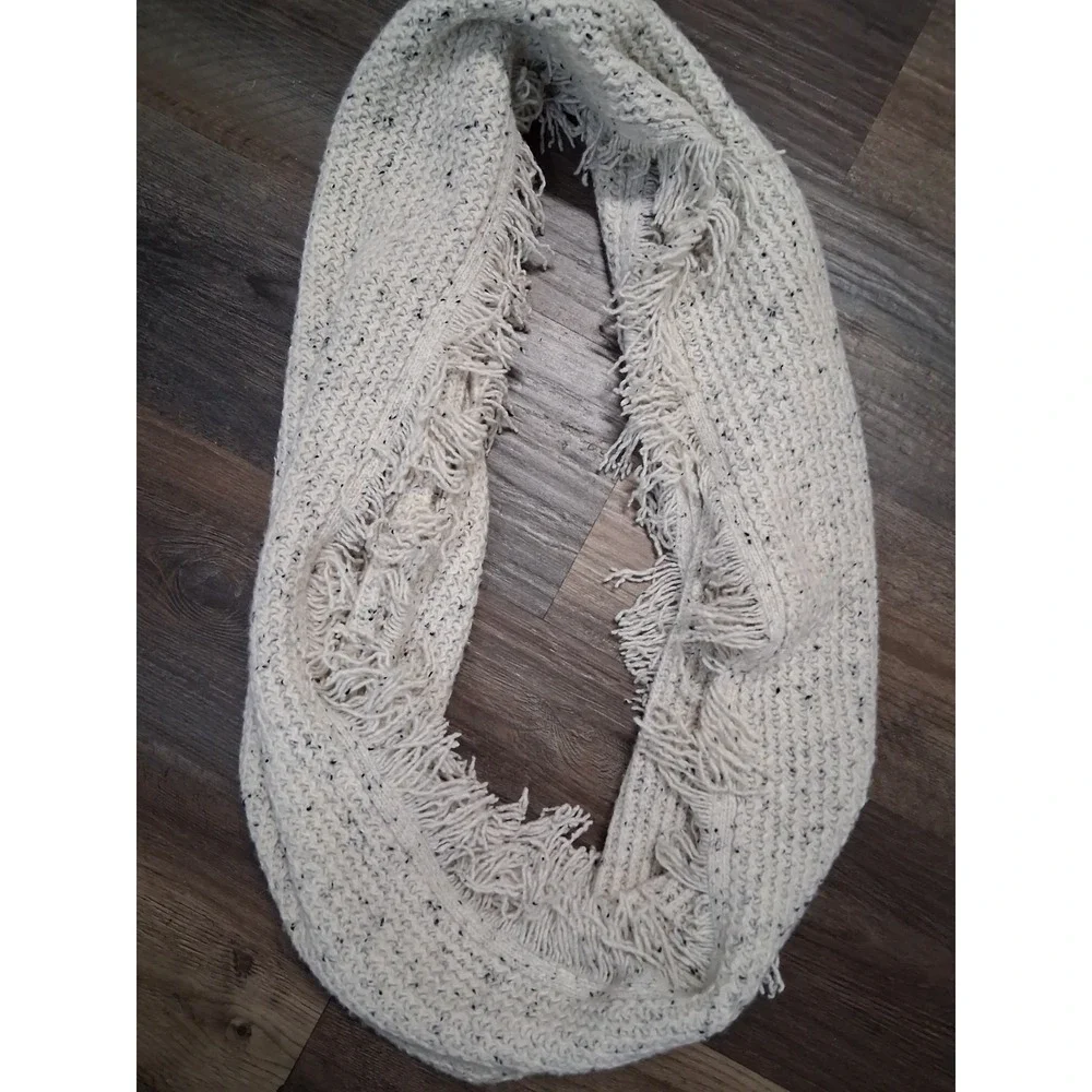 Club‎ Monaco Italian Yarn Infinity Scarf Wool Blend Chunky Fringed